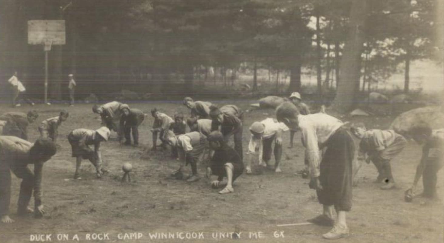 Фото сделано в 1900-1920 года. Баскетбол уже изобретен, но ребята продолжают играть в «Утку на скале». Источник: hippostcard.com