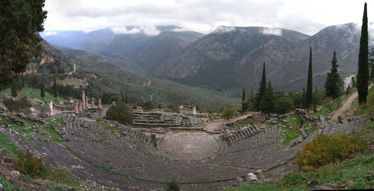 Амфитеатр, на котором соревновались музыканты и поэты в Дельфах. Фото: commons.wikimedia.org