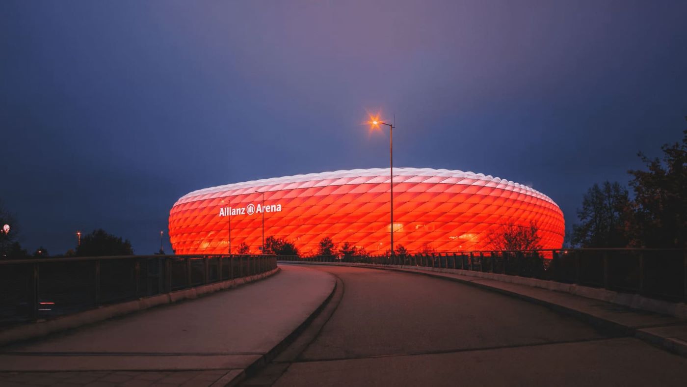 Фасад стадиона подсвечивается в дни матчей. Фото: allianz-arena.com