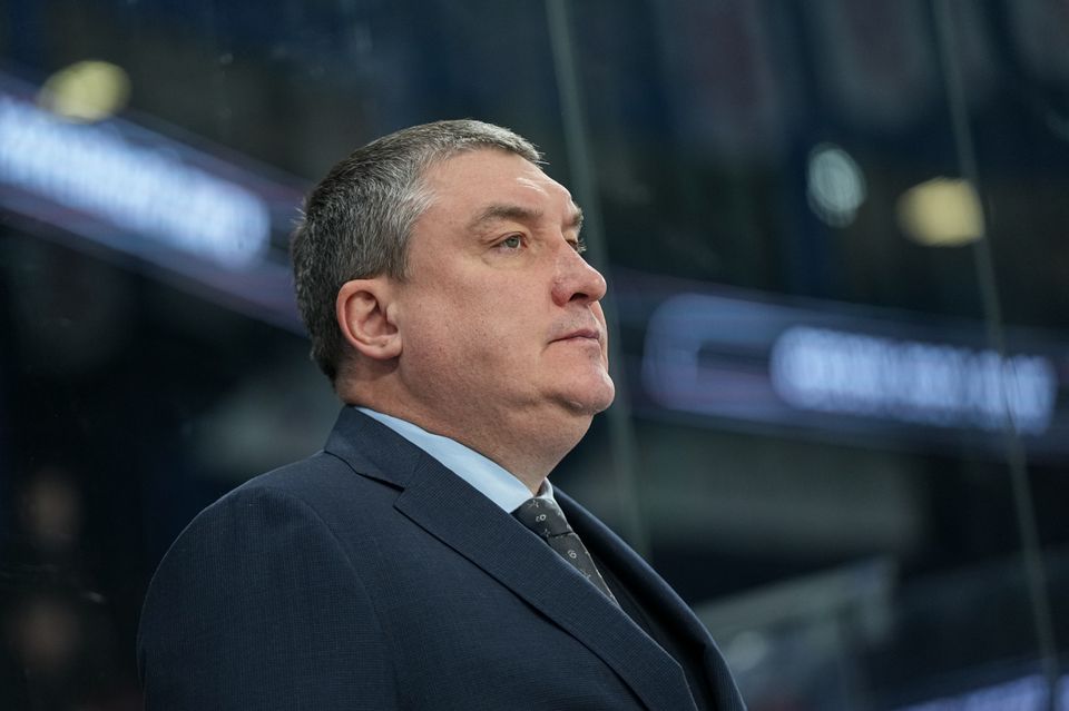 Анвар Гатиятулин возглавил «Ак Барс» в мае после ухода из клуба Зинэтулы Билялетдинова. Накануне его признали лучшим тренером КХЛ. Фото: ak-bars.ru
