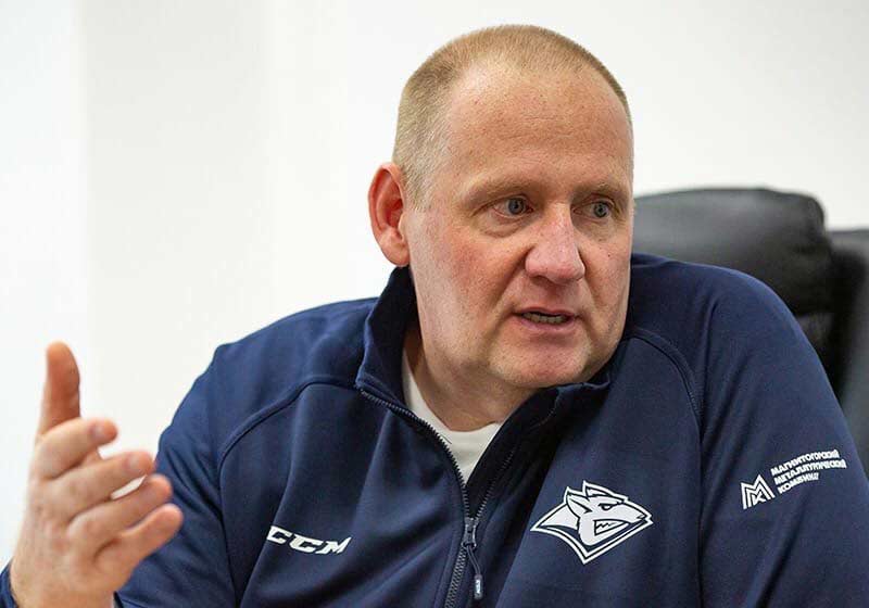 Сергей Гомоляко работал спортивным директором «Металлурга» с декабря 2020 года. Он дважды выигрывал Кубок Гагарина (2014 и 2024) в качестве функционера. Именно Гомоляко собирал чемпионский состав 2024 года. Фото: metallurg.ru