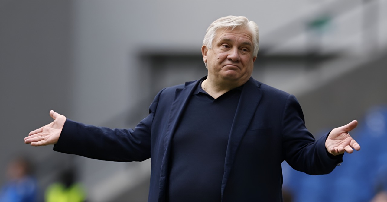 После поражения от «Зенита» (1:2) перед паузой на игры сборных Сергей Ташуев предположил, что «Ахмату» мешает злой рок. «Удача явно отошла от нас, нужно возвращать», – заявил тренер. Фото: sport-express.ru