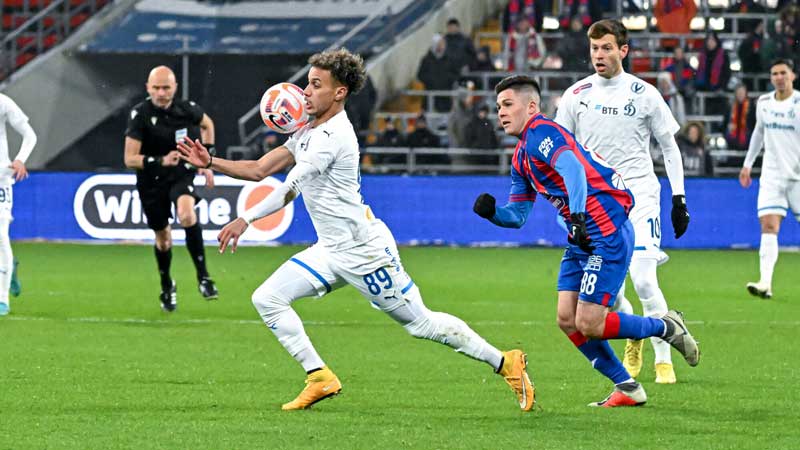 По данным Opta, в составе «Динамо» есть игрок, который чаще всех в этом сезоне РПЛ отдает передачи под удар – это Бителло, у которого 16 таких пасов. C момента дебюта Бителло в РПЛ в прошлом сентябре у него 66 передач под удар, это на 10 больше, чем у ближайшего преследователя (Максим Глушенков, 56). Фото: sportbox.ru