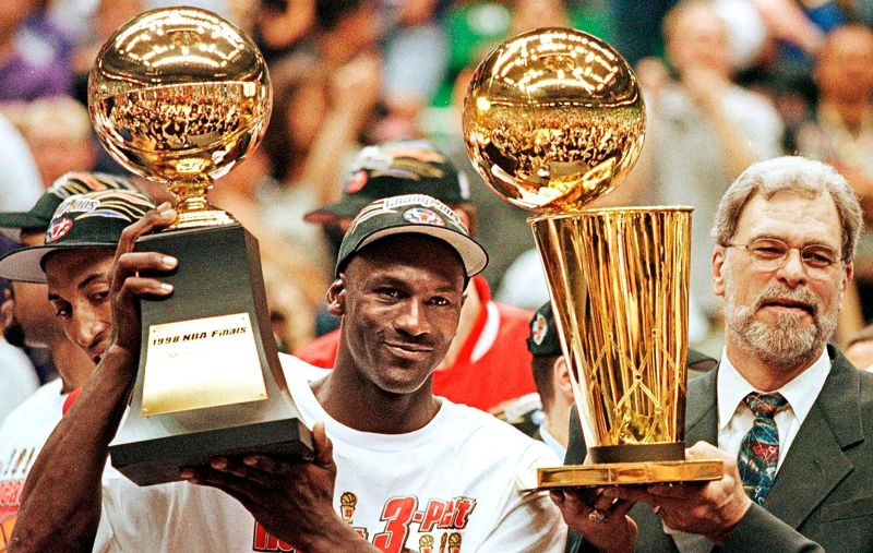 К концу сезона 1992/93 в активе 29-летнего Джордана было три чемпионских перстня, две золотых олимпийских медали, три приза MVP регулярного чемпионата и три приза MVP финала НБА. Фото: time.com