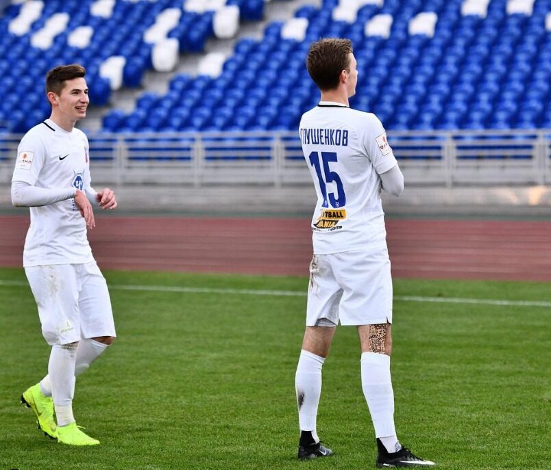 Поначалу Макс играл на позиции центрфорварда, но из-за небольшого роста и габаритов сместился на фланг атаки. На фото он празднует гол в компании Антона Зиньковского. Фото: личный архив Максима Глушенкова