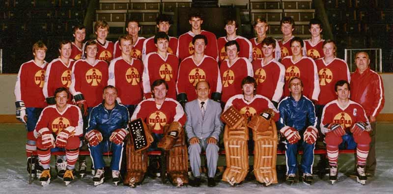 В составе «Теслы», 1986 год. Гашек - третий справа в нижнем ряду. Фото:x.com/GoalieHistory