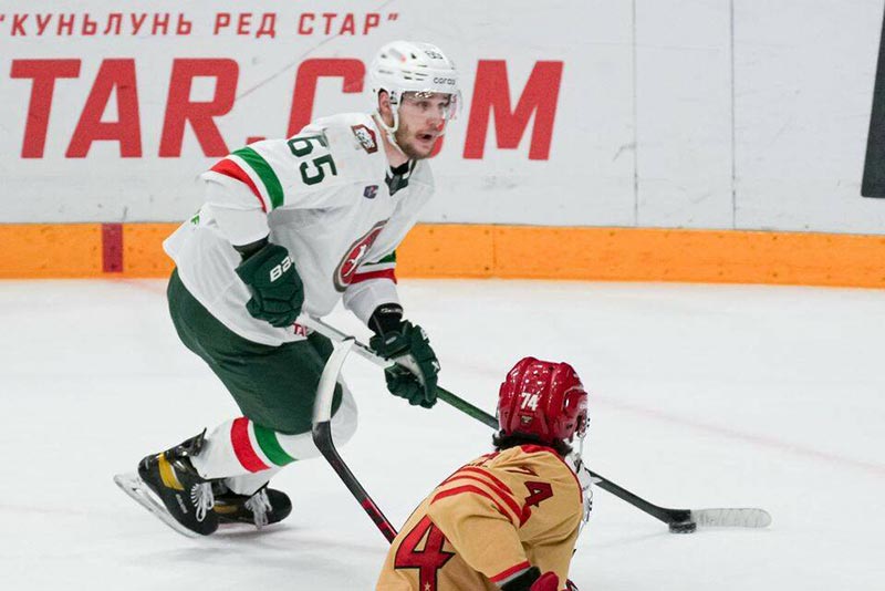 Егор Коршков стал автором победной шайбы в матче с «Куньлунем», которая была невероятно эффектной. Форвард «Ак Барса» совершил классный проход через всю площадку, за что получил от одноклубников прозвище «казанский Макдэвид» в честь знаменитого форварда «Эдмонтона». Фото: ak-bars.ru