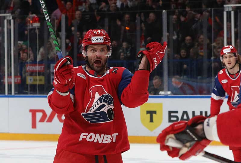 38-летний форвард «Локомотива» Александр Радулов сделал голевые дубли два матча подряд. На счету нападающего стало 27 (16+11) баллов за результативность в текущем регулярном чемпионате КХЛ при полезности «+15». Фото: hclokomotiv.ru