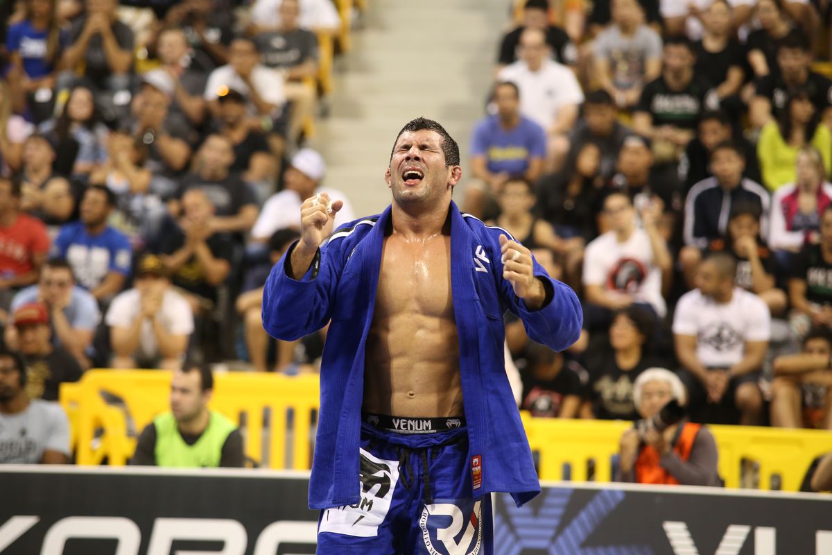 Виейра – Петроски, прогноз на бой UFC 16 февраля
