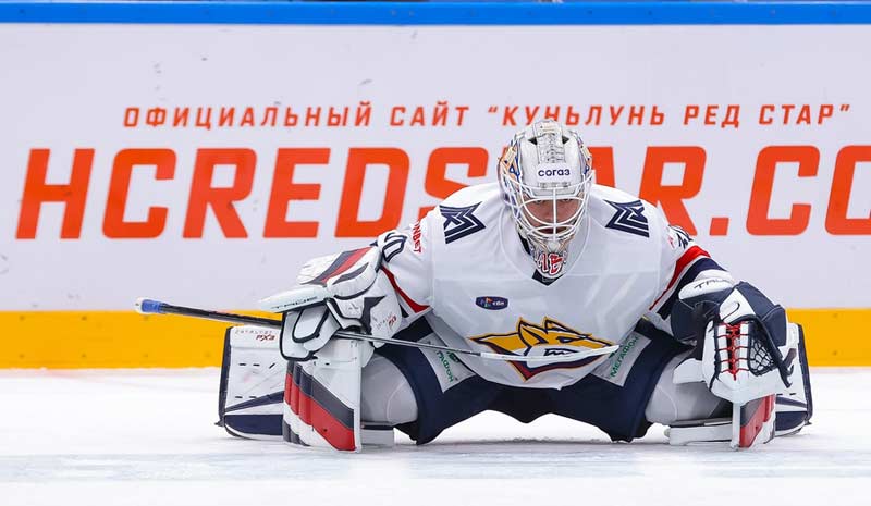 Статистика игры в обороне у магнитогорцев была бы ещё более скромной, если бы не голкипер Илья Набоков. В 19 матчах он одержал 8 побед, отражая 92,3% бросков и трижды сыграв на ноль. Фото: metallurg.ru