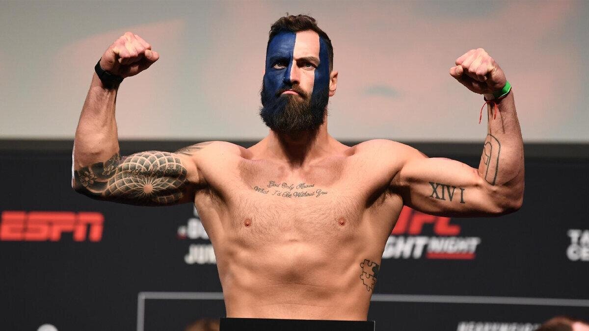 Пол Крейг боец UFC в шотландском раскрасе